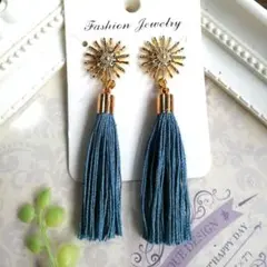 太陽型金属パーツと青いタッセルのピアス/イヤリング(ハンドメイド)