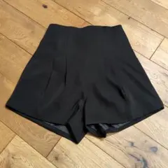 ハイウエスト ブラック ショートパンツ