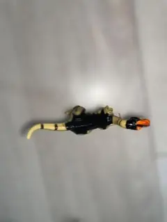 恐竜型アクションフィギュア 黒と黄色
