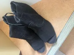 ブラック スエード オープントゥ ブーツ