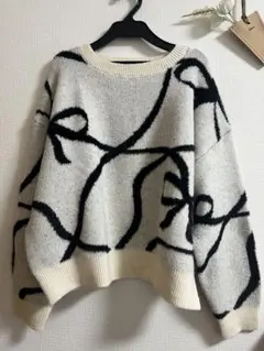 アクシーズファム　アイボリーと黒のリボン模様ニットセーター