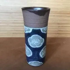 藍色に白とグレーの梅の花　和風柄　素焼きとの組み合わせの陶器製花器