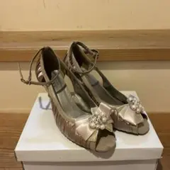 axes ベージュ パール リボン オープントゥ ハイヒール