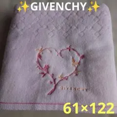 ✨GIVENCHY✨ バスタオル✨ 61×122 cm✨ハート刺繍✨ピンク✨