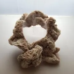 ベージュ ふわふわ素材 ツイストデザイン マフラー