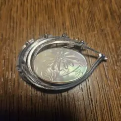 再値下げ！白蝶貝シルバーブローチ 花の彫刻 オパール風レディースヴィンテージ着物