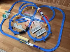 プラレール　まとめ売り　レイアウト　鉄橋　車両基地　駅　跳ね橋　車両　洗浄済み