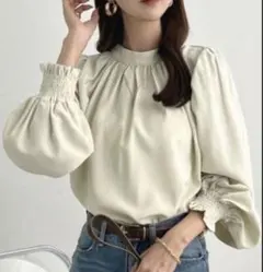 フューティアランド❤︎ギャザーネックボリューム袖オフホワイトF⭐︎超美品！