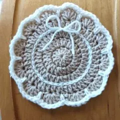 ベージュとホワイトの花びら小物置き・コースター