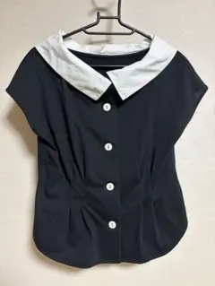 黒と白の襟付き半袖シャツ
