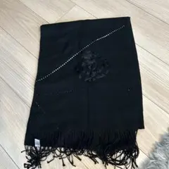 黒のフリンジ付きストール
