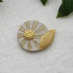 白とゴールドのお花ブローチ① 北欧　ハンドメイド　陶器風　白いお花