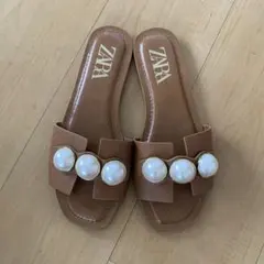 ZARA パール付きフラットサンダル ブラウンのサムネイル