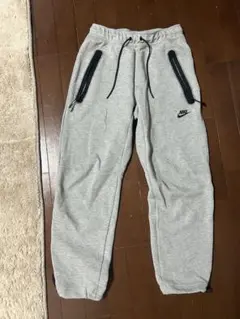 Nike グレー スウェットパンツ　テックフリース