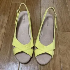 黄色パンプスのサムネイル