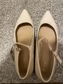 ベージュ ポインテッドトゥ パンプス アンクルストラップ