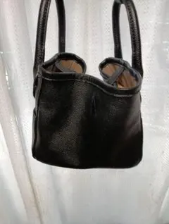 黒のレザー ハンドバッグ Vの刻印