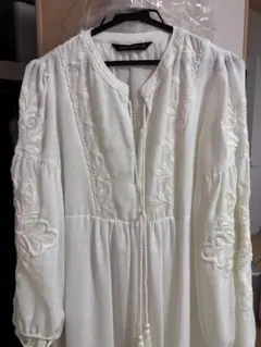 刺繍入りホワイト長袖ブラウス