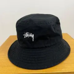 ステューシー ロゴ刺繍バケットハット (ブラック/54cm)