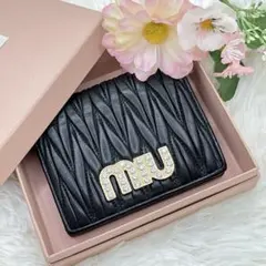 ✨極美品　付属品あり✨ミュウミュウ　三つ折り　パール　ビジュー　マトラッセ　ロゴ ✨極美品 付属品あり✨ミュウミュウ 三つ折り パール ビジュー