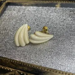 翼？シェル？象牙色のイヤリング