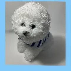 ストライプの服を着たホワイト犬のぬいぐるみ