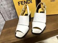 FENDI フェンディサンダル ホワイト　サイズ35 1/2 ２３㎝のサムネイル