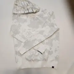 new balanceフード付きパーカー