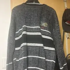 グレーと黒のストライプニットセーター