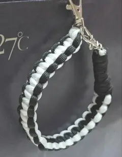 男女兼用 リバーシブル ハンドストラップ 黒×白 パラコード バックチャーム