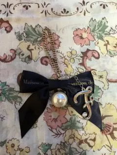 Maison de FLEUR リボンパール付きチャーム イニシャル F 黒