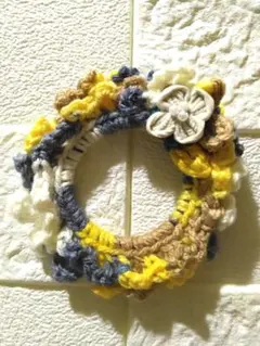 かぎ針編みシュシュ 花モチーフ付き