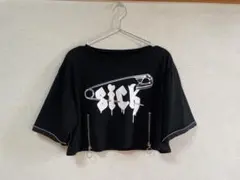 安全ピンモチーフ クロップドTシャツ ブラックのサムネイル