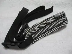 【在庫1点】新品：ショルダーストラップ　白黒幾何学　紐は黒