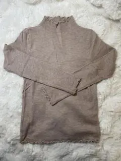 K623　ベージュ ハイネック フリルニット　ノーブランド