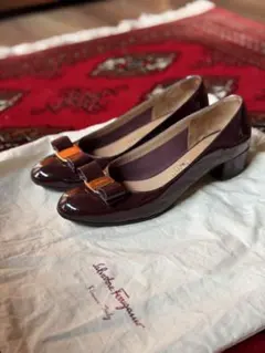 【正規品】 Salvatore Ferragamo ヴァラ パンプス ボルドーのサムネイル