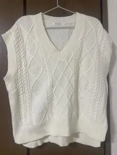 アイボリー Vネック ケーブルニットベスト　glacier