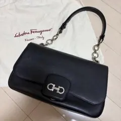 Salvatore Ferragamo ブラックレザー ショルダーバッグ