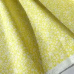 USAコットン　moda生地　ホワイトの花柄　イエロー