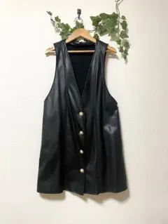 海外製 黒 合成皮革 Vネックベスト ジレ パールボタン