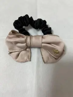 リボン＆♡のチャーム付きピンクベージュ 黒ゴム