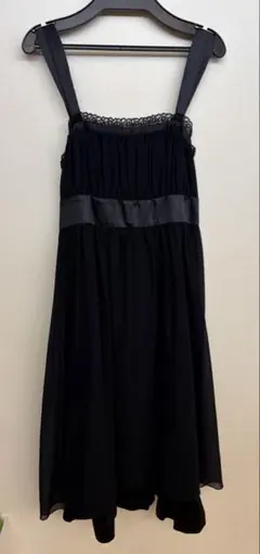 黒のフリル付きカジュアルドレス