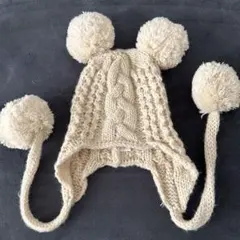 ベージュ ケーブル編み ニット帽 ポンポン付き