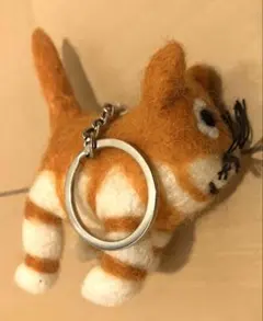 ハンドメイド　ネコ　フェルトぬいぐるみ　キーホルダー