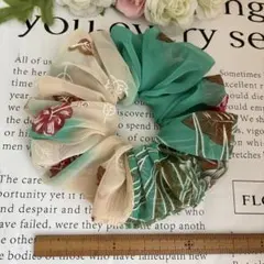 ハンドメイドシュシュ☆グリーン、オフホワイト花柄