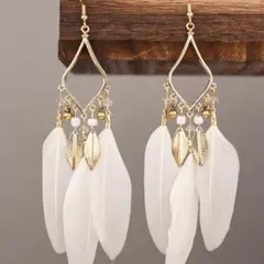 ホワイトフェザーピアス