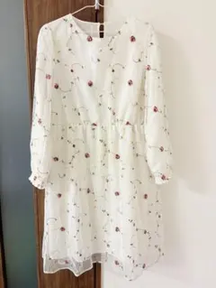 花柄刺繍 ホワイト 長袖ワンピース