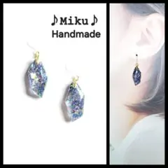 No.1319-B　ホログラム☆ブラック☆鉱石型ピアス・イヤリング(ブルー)