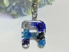 R ミニミニ イニシャルチャーム ブルー系ドライフラワー パール入り