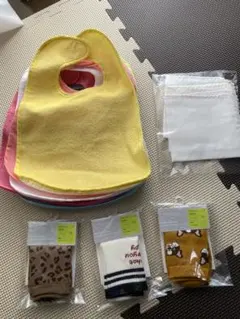 防水スタイ6枚セットと靴下、ガーゼ付き